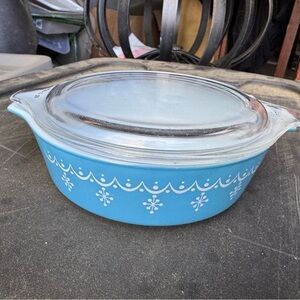 Vintage Pyrex 1 quart casserole dish - Snowflake Garden